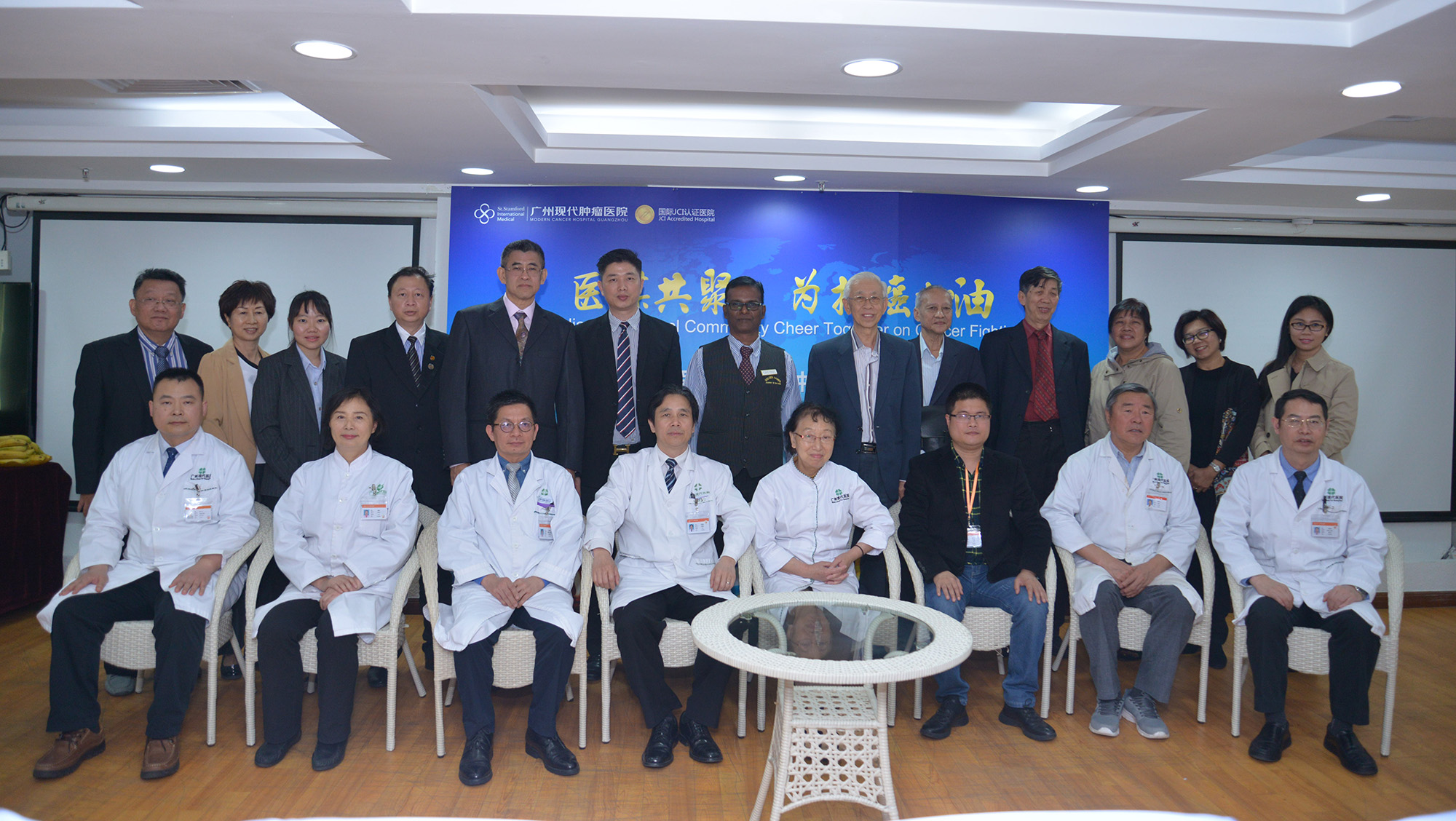 馬來(lái)西亞醫(yī)療訪問(wèn)團(tuán)與MDT團(tuán)隊(duì)合影