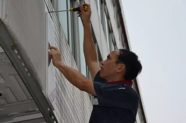 35℃的室外，朱國根的額頭掛滿汗珠