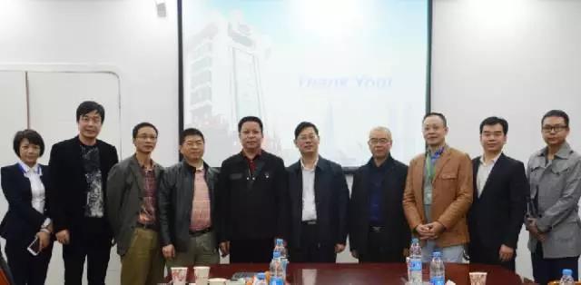 集團(tuán)、醫(yī)院領(lǐng)導(dǎo)與衛(wèi)計(jì)局領(lǐng)導(dǎo)合影